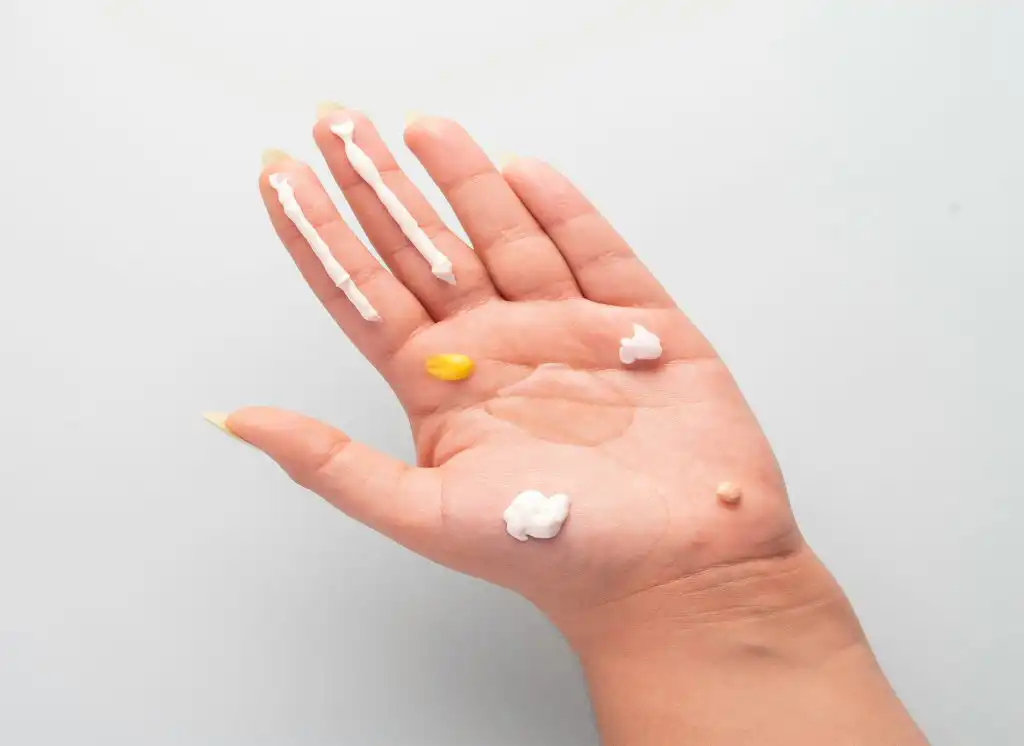 hand holding skin product skincare line, Laboratoire cosmétique Maroc