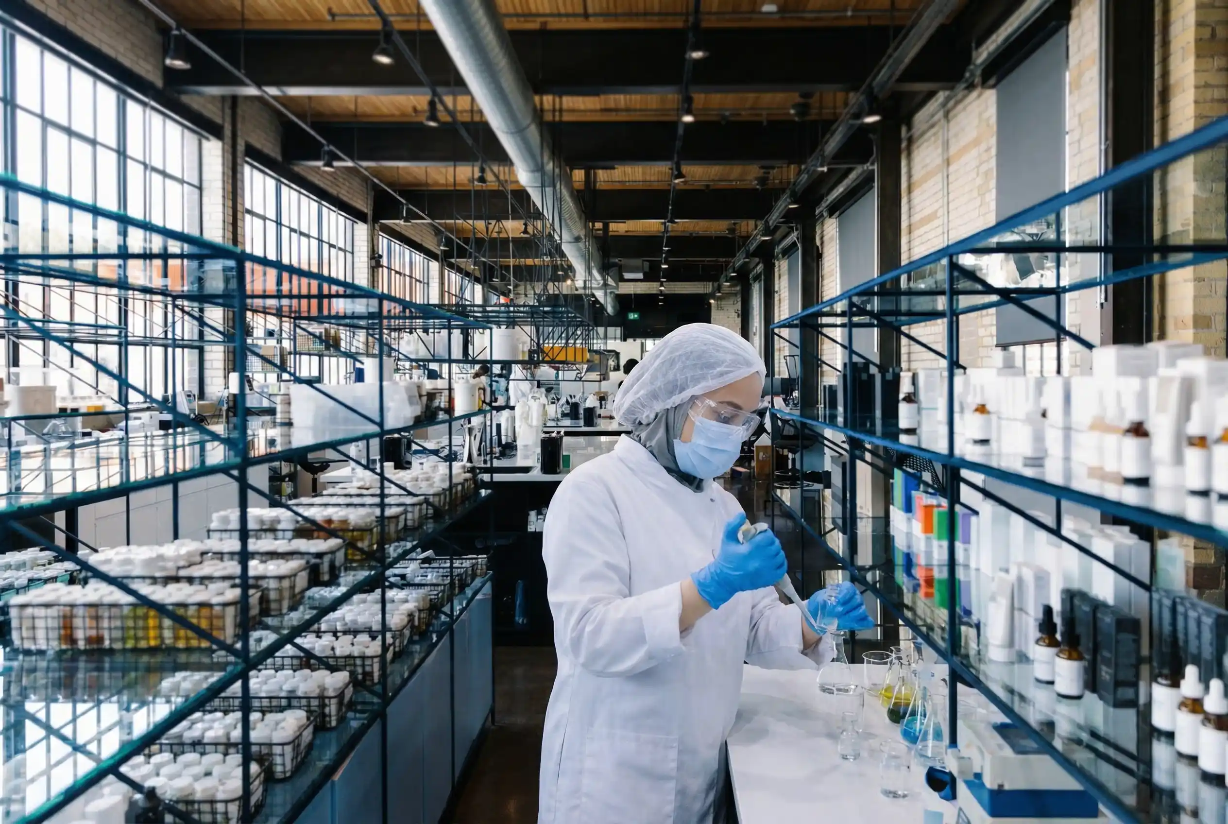 Vue intérieure des installations industrielles ultra-modernes de Carmel Cosmetics Labs en 2026, montrant des techniciens travaillant sur des machines de haute technologie pour la fabrication de cosmétiques en marque blanche.