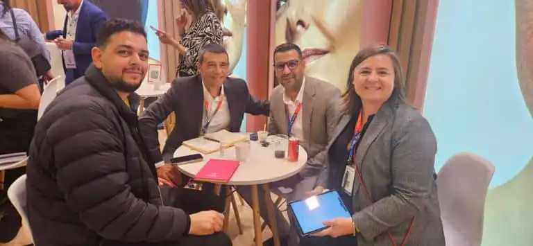 L équipe Carmel Cosmetics Labs en réunion avec un fournisseur d ingrédients cosmétiques au salon in-cosmetics Paris 2026