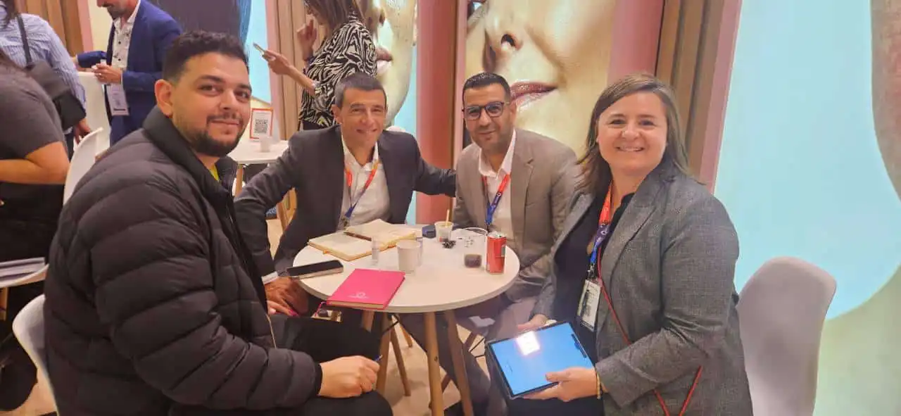 L équipe Carmel Cosmetics Labs en réunion avec un fournisseur d ingrédients cosmétiques au salon in-cosmetics Paris 2026
