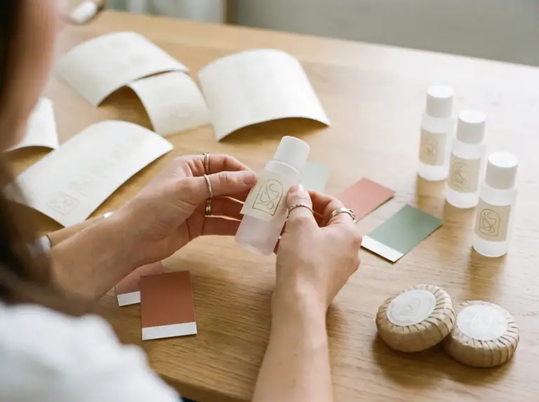 Designer posant une étiquette personnalisée sur un flacon
