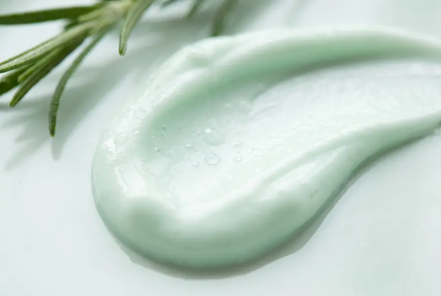 Texture après-shampoing anti-chute au romarin en gros plan