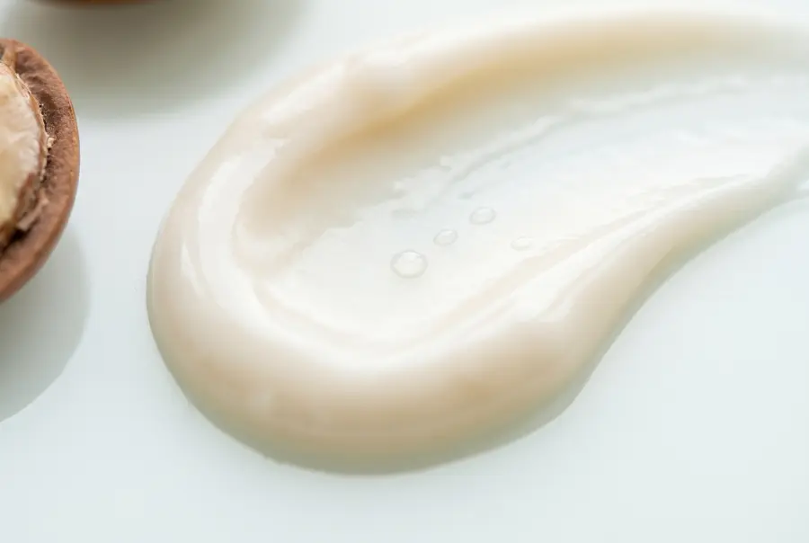 Texture après-shampoing cheveux bouclés en gros plan
