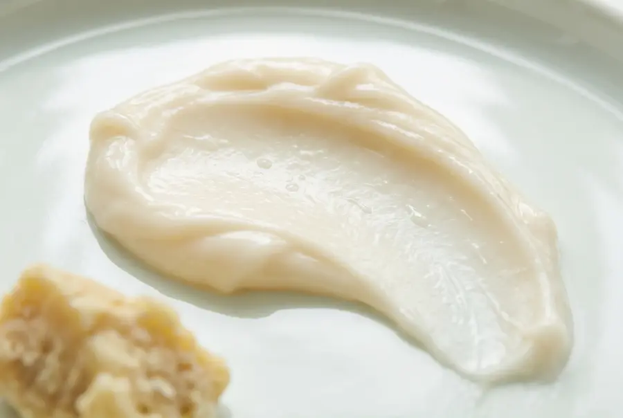 Texture après-shampoing cheveux crépus à la kératine en gros plan