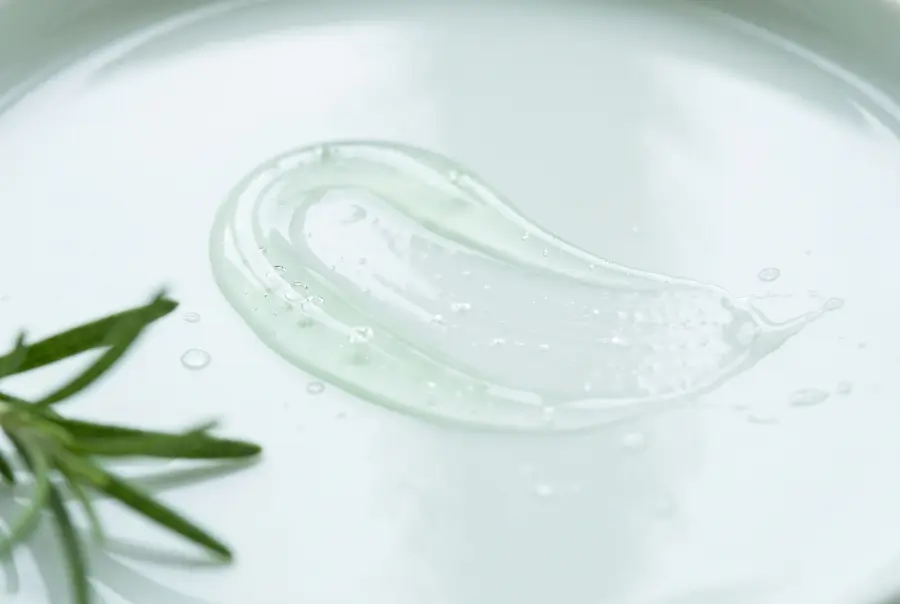 Texture bain de bouche menthe poivrée et romarin en gros plan