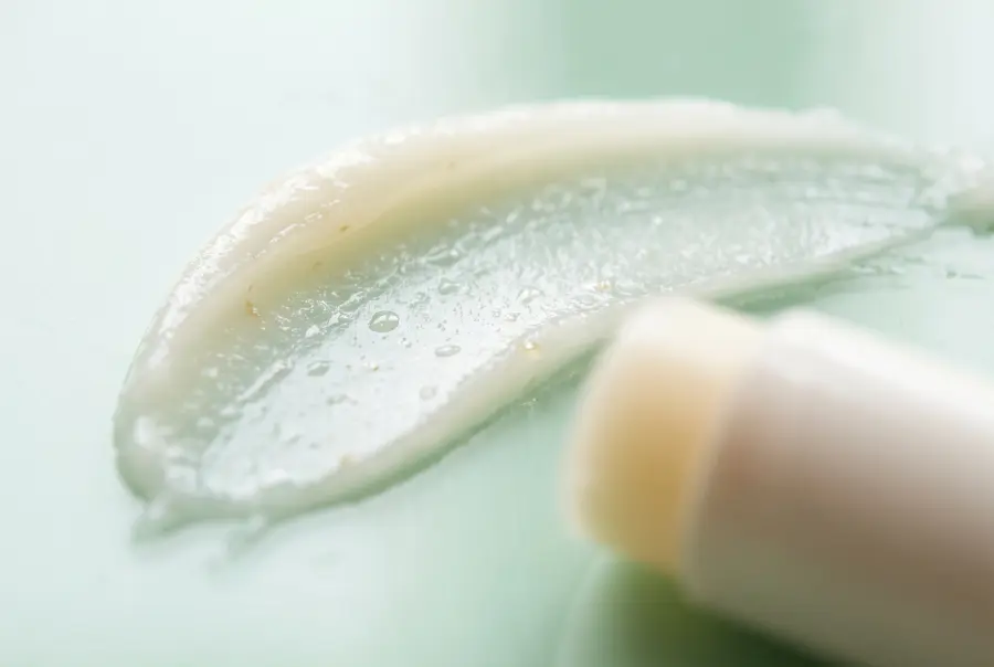 Texture baume à lèvres hydratant spf 15 en gros plan