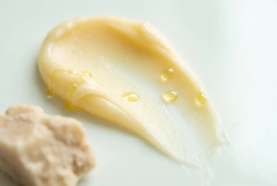 Texture baume à lèvres nourrissant ricin et karité en gros plan