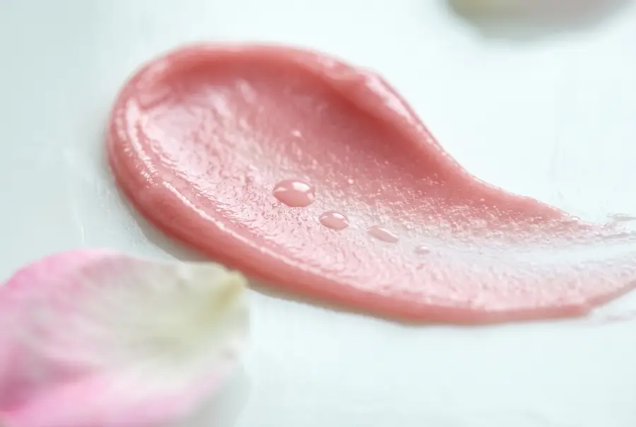 Texture baume lèvres teinté à la rose de damas en gros plan