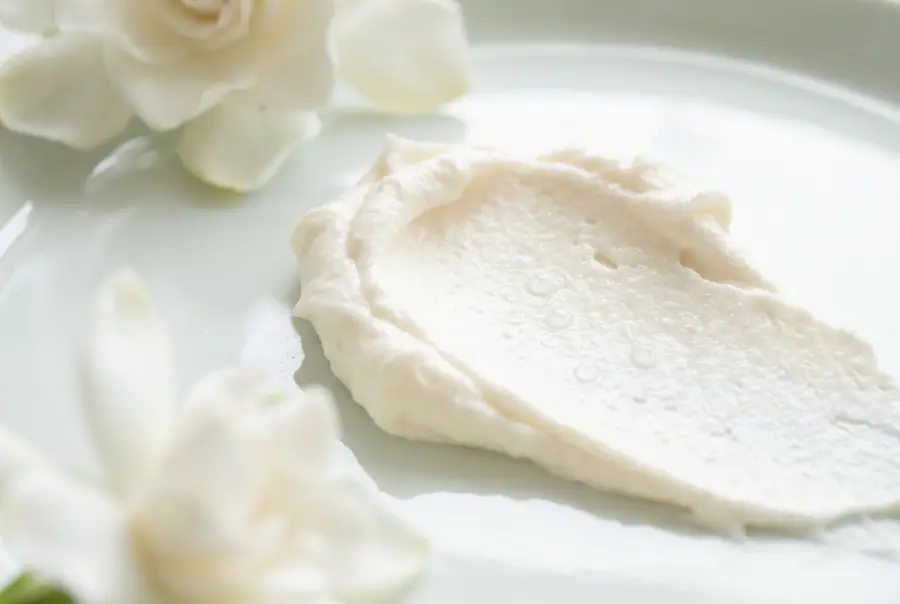 Texture beurre corporel parfumé au karité en gros plan