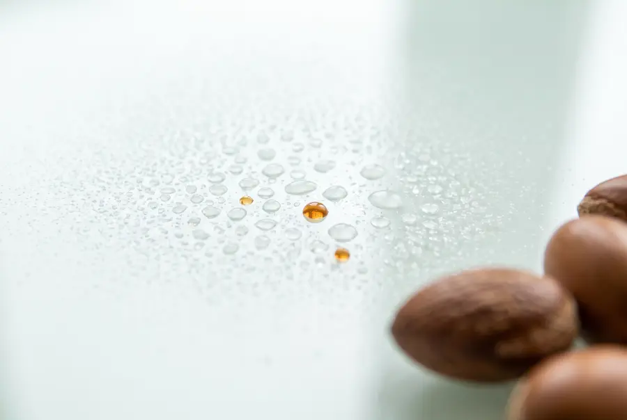 Texture brume capillaire parfumée à l'argan en gros plan