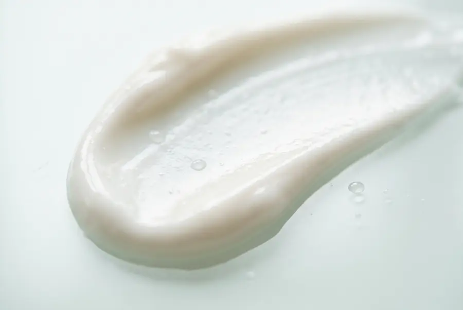 Texture crème anti-âge aux peptides en gros plan