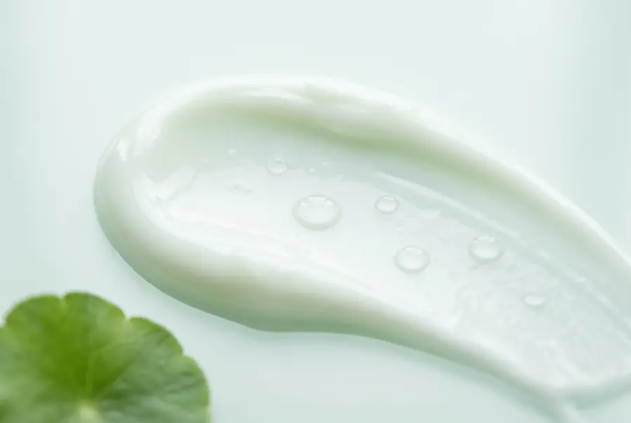 Texture crème apaisante à la centella asiatica en gros plan