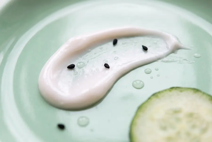 Texture crème apaisante nigelle en gros plan