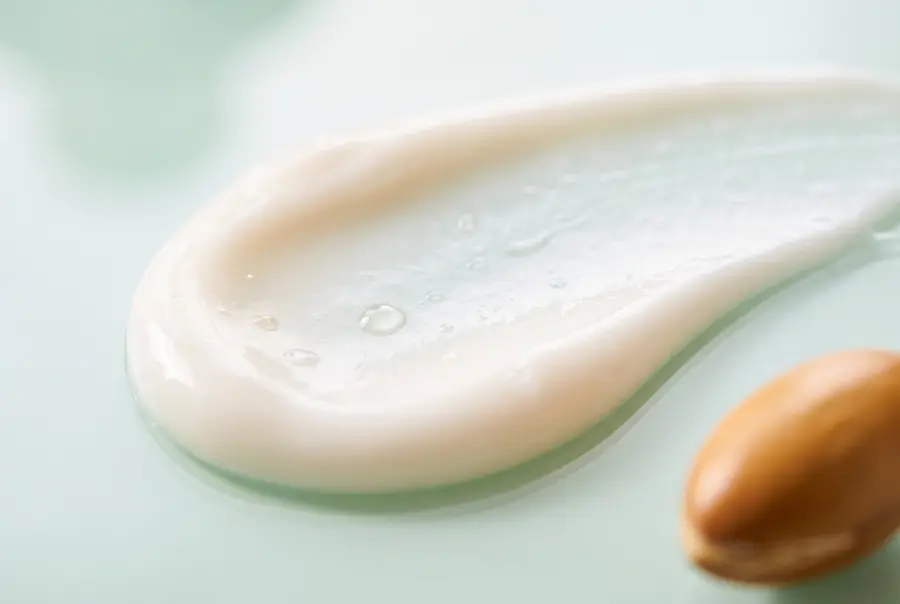 Texture crème coiffante argan et aloe vera en gros plan