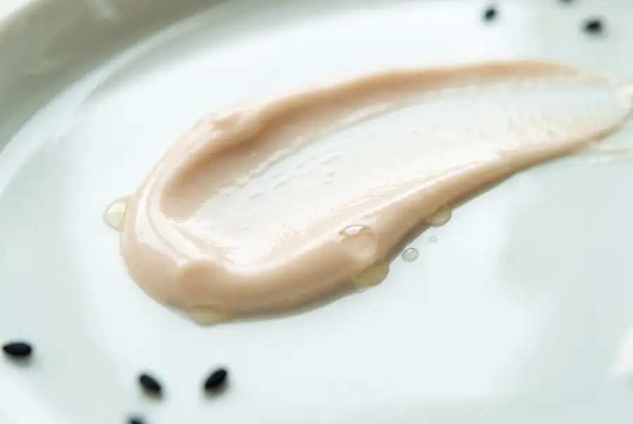 Texture crème coiffante nourrissante à la nigelle en gros plan