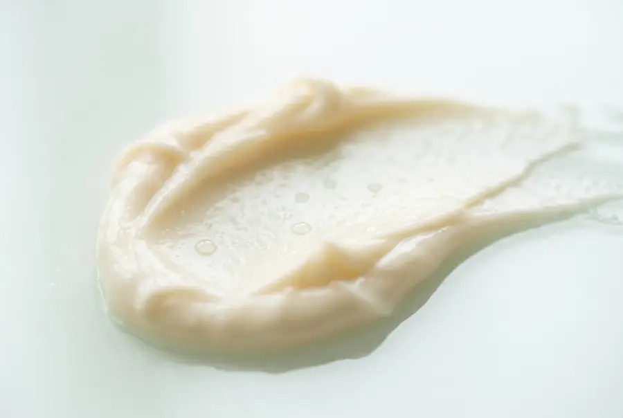 Texture crème coiffante pour cheveux afro au ricin en gros plan