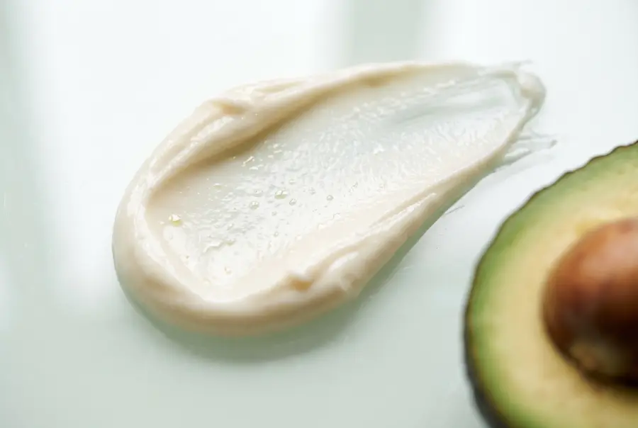 Texture crème corps nourrissante au beurre de karité en gros plan