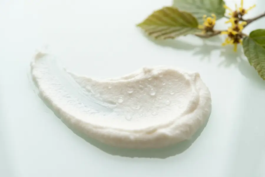 Texture crème déodorante au karité en gros plan
