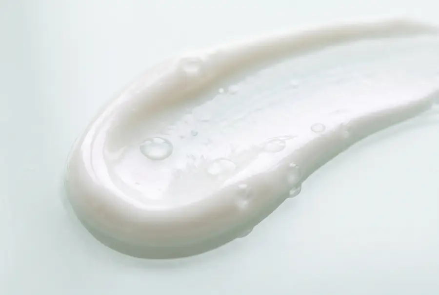 Texture crème hydratante à l'acide hyaluronique en gros plan