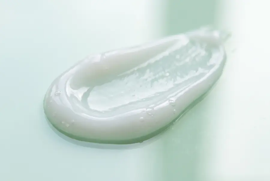Texture crème hydratante à la niacinamide en gros plan
