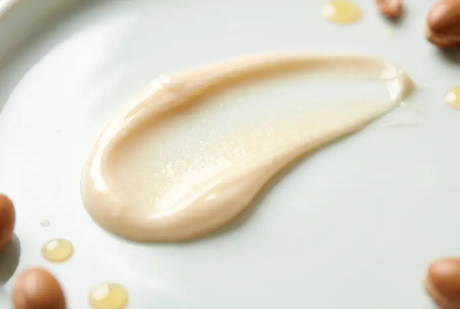 Texture crème hydratante jour et nuit à l'argan en gros plan