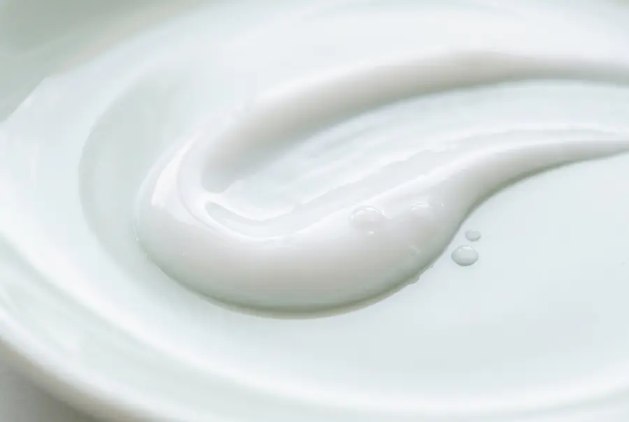 Texture crème lavante à l'acide hyaluronique en gros plan