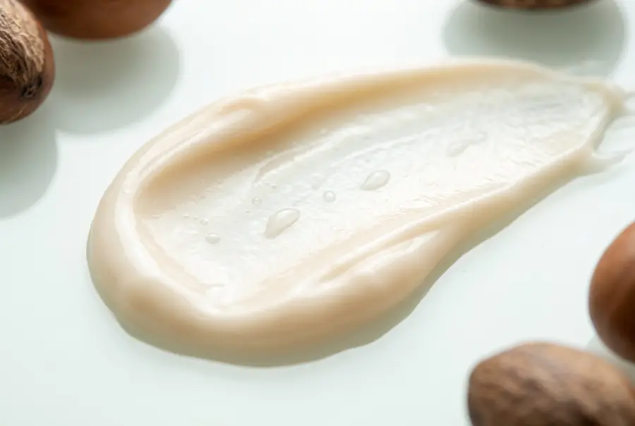 Texture crème lavante céramides et acide hyaluronique en gros plan
