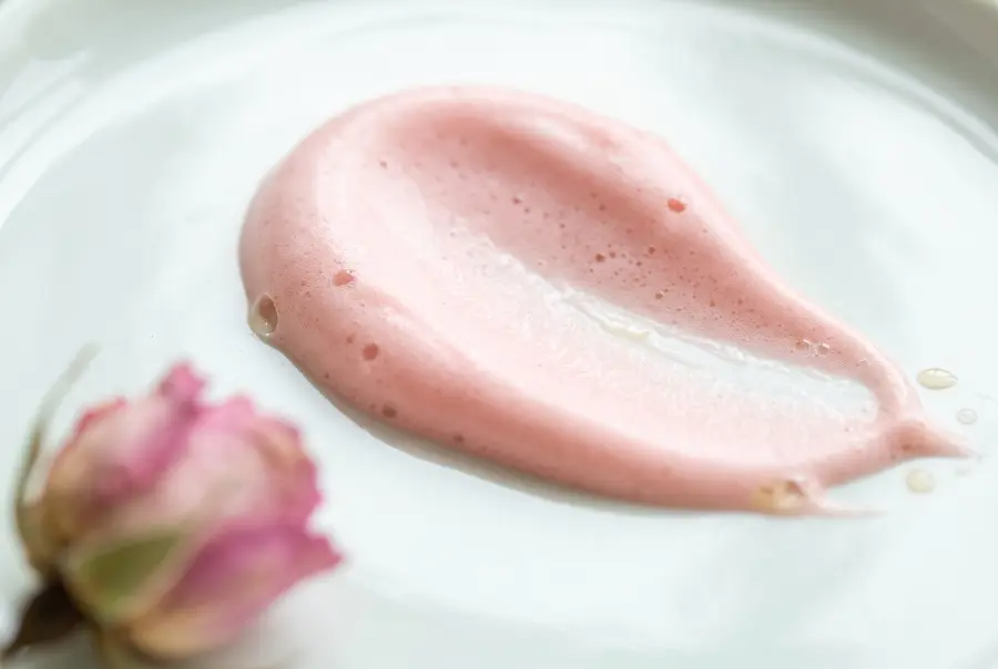 Texture crème lavante rose musquée et argan en gros plan
