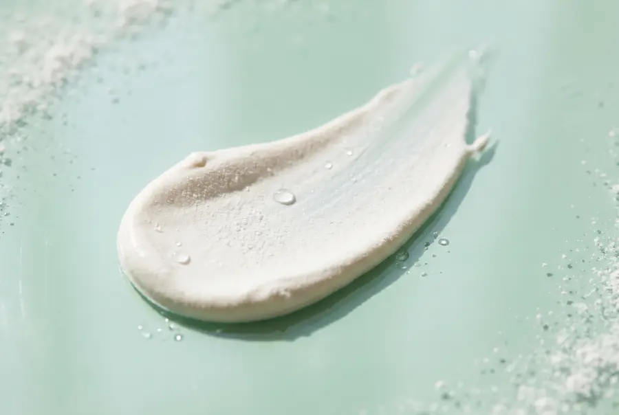 Texture crème matifiante spf 50 en gros plan