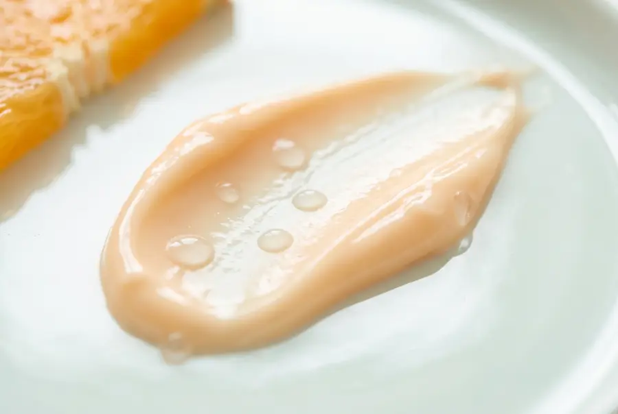 Texture crème multivitaminée à la vitamine c en gros plan