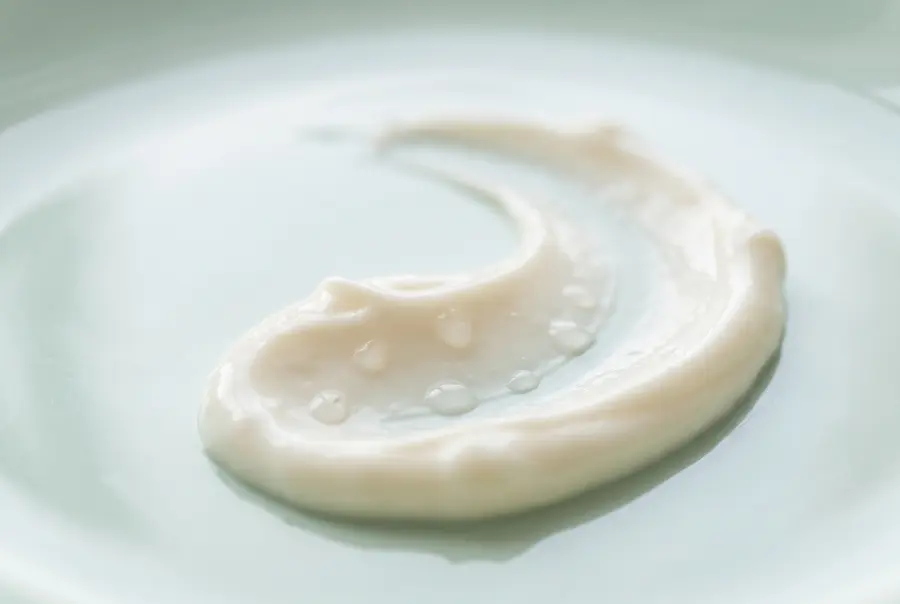Texture crème riche aux céramides et à la figue de barbarie en gros plan