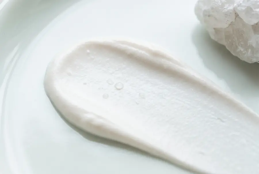 Texture crème solaire minérale en gros plan
