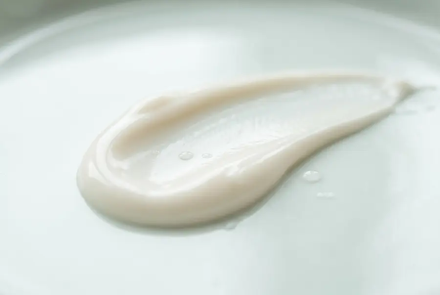 Texture crème visage anti-taches à l'acide kojique en gros plan