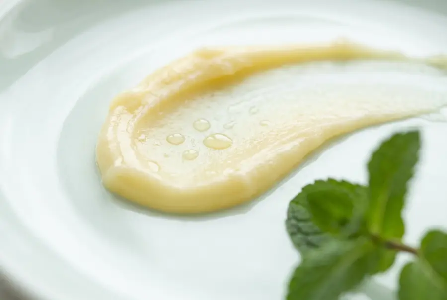 Texture déodorant baume à la cire d'abeille en gros plan