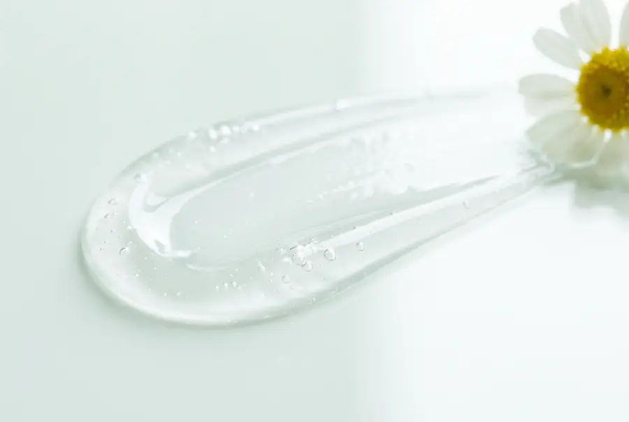 Texture eau micellaire camomille en gros plan