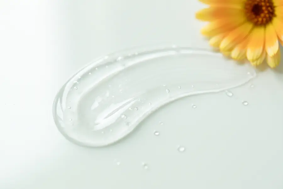 Texture eau nettoyante bébé au calendula en gros plan