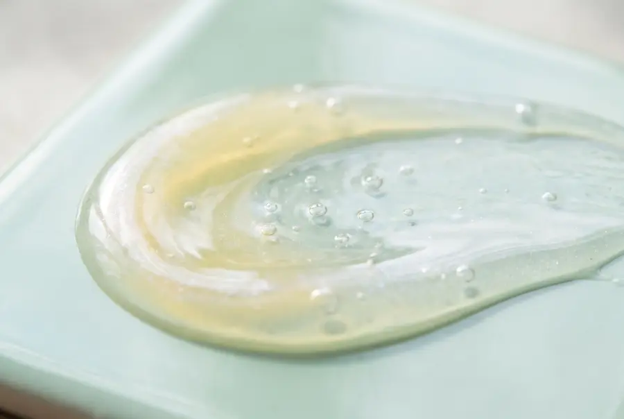 Texture eau solaire biphasée spf 30 ou 50 en gros plan