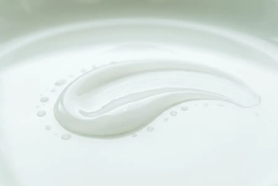 Texture écran solaire invisible homme spf 30 en gros plan