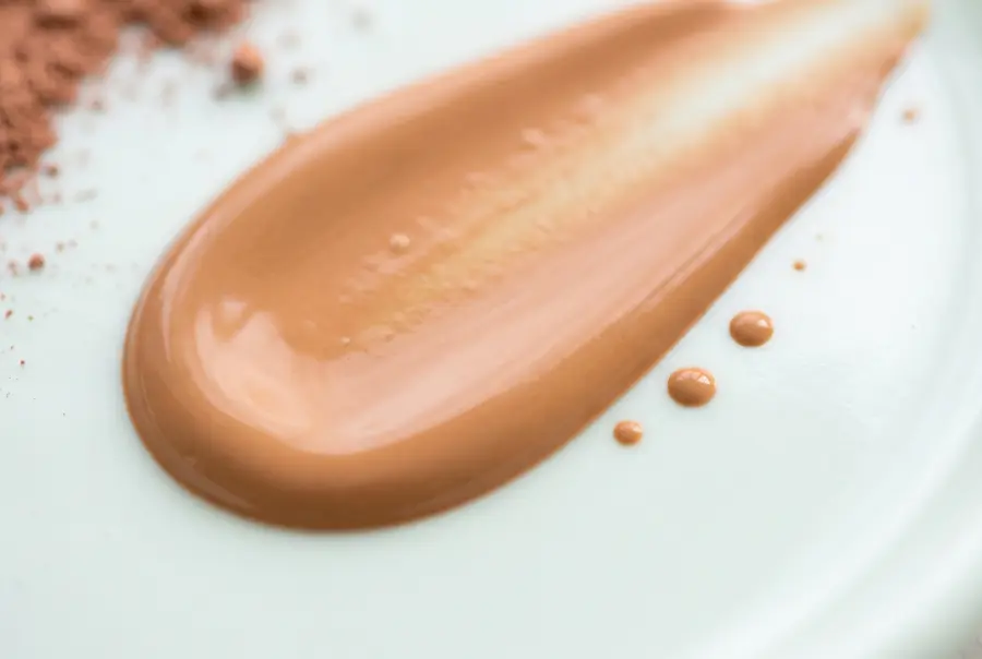 Texture fluide solaire teinté spf 50 en gros plan