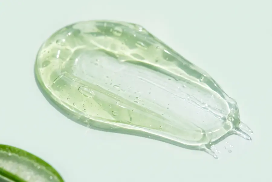 Texture gel après-soleil aloe vera et centella en gros plan