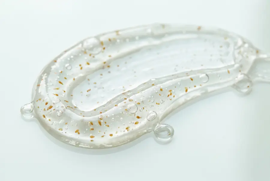 Texture gel coiffant définition boucles en gros plan
