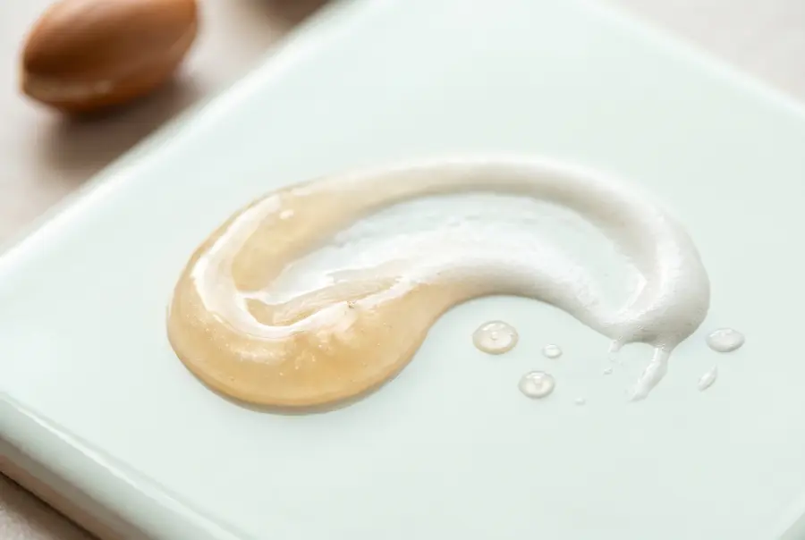 Texture gel douche niacinamide et argan en gros plan