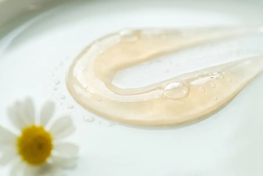 texture gel nettoyant intime doux a la camomille marque blanche | Carmel Cosmetics Labs Texture gel nettoyant intime doux à la camomille en gros plan