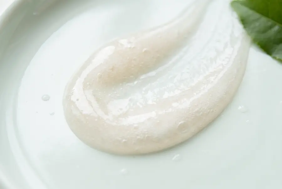 Texture gel nettoyant surgras en gros plan