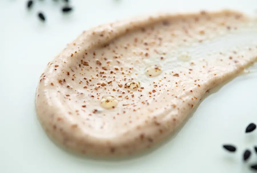 Texture gommage à la coque d'argan et nigelle en gros plan