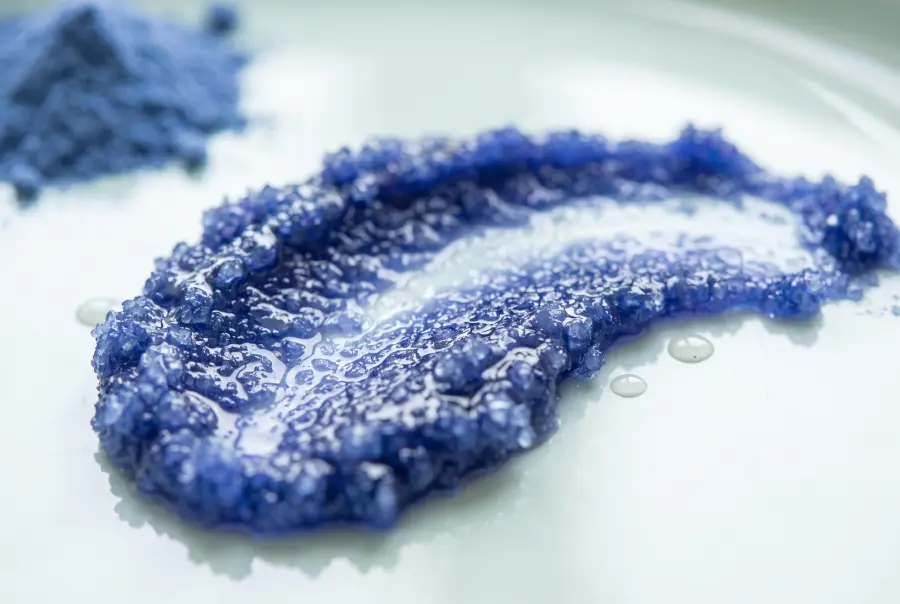 Texture gommage au sucre et nila bleu en gros plan