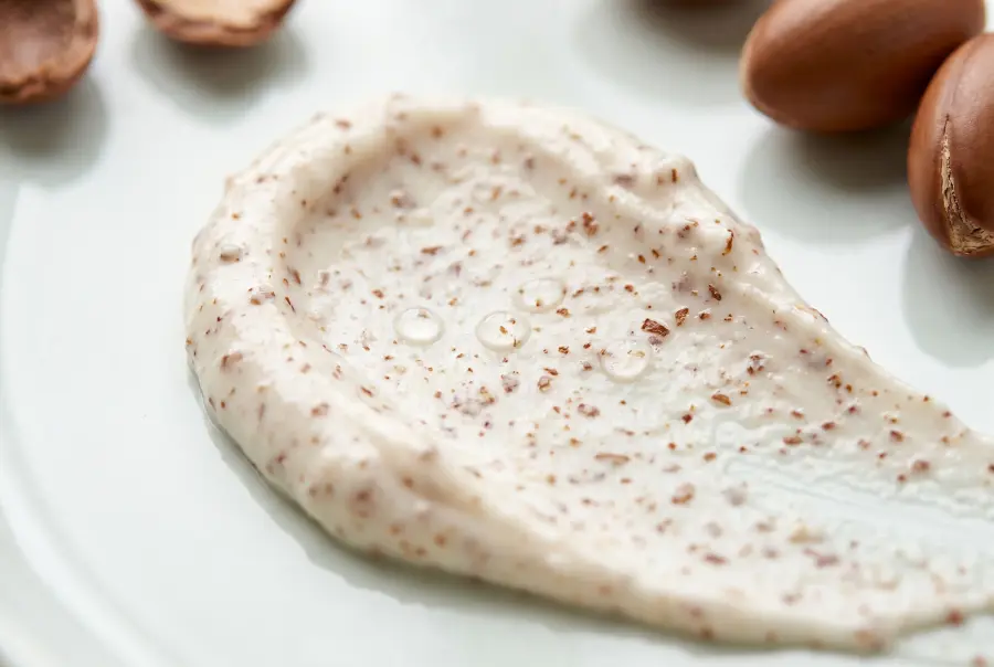 Texture gommage crémeux à la coque d'argan en gros plan