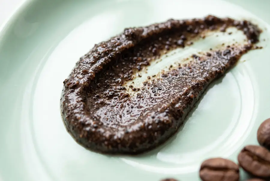 Texture gommage cuir chevelu à la caféine en gros plan