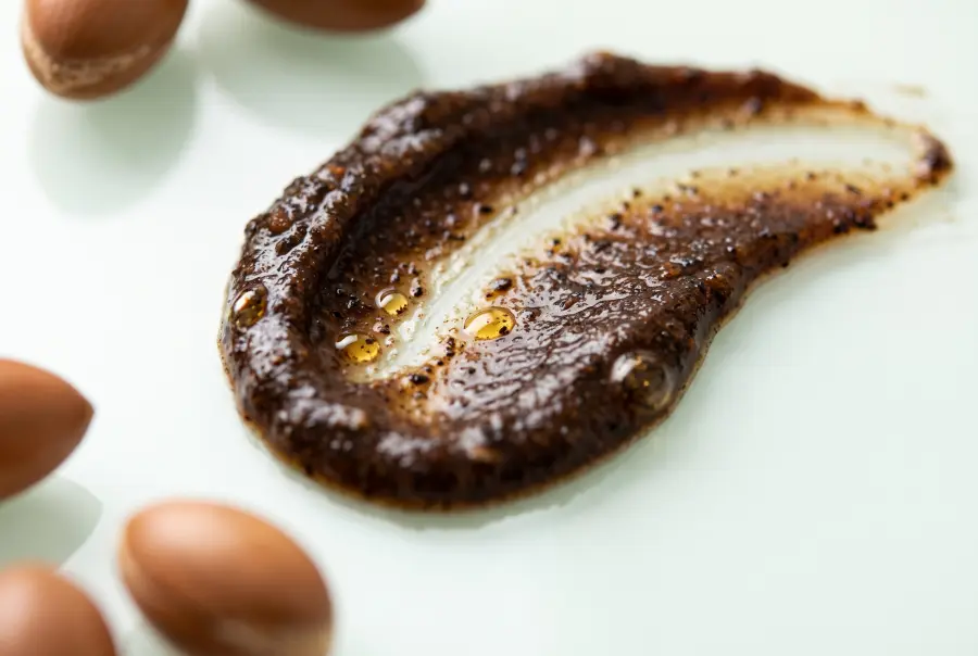 Texture gommage cuir chevelu nourrissant coco et argan en gros plan