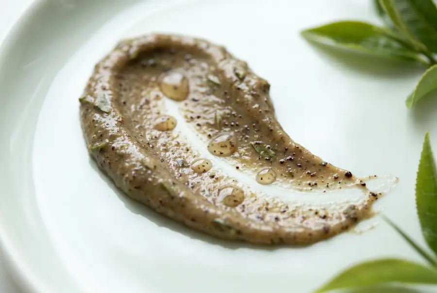 Texture gommage cuir chevelu thé vert et café en gros plan